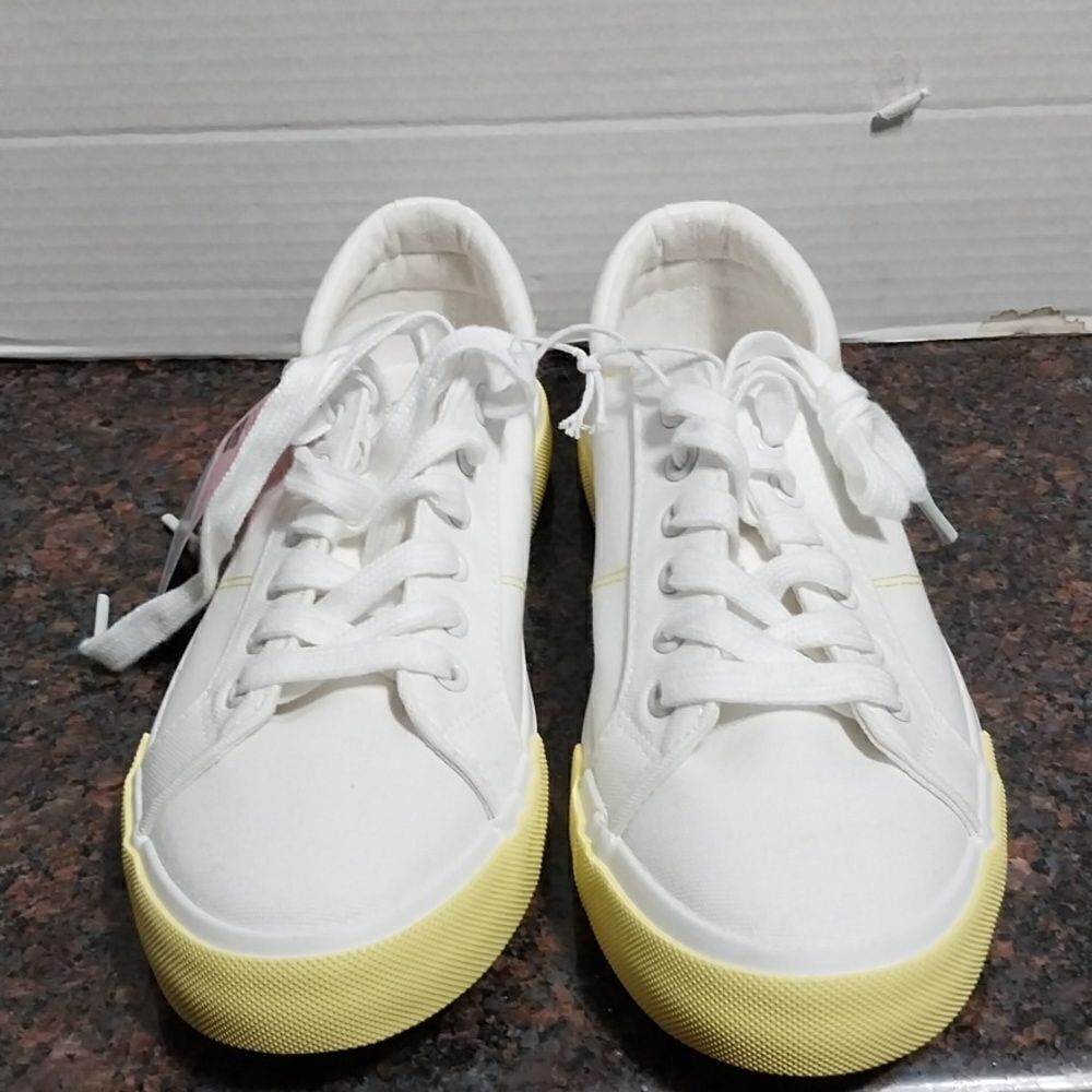 SERRA WHITE SNEAKERS...SIZE 7